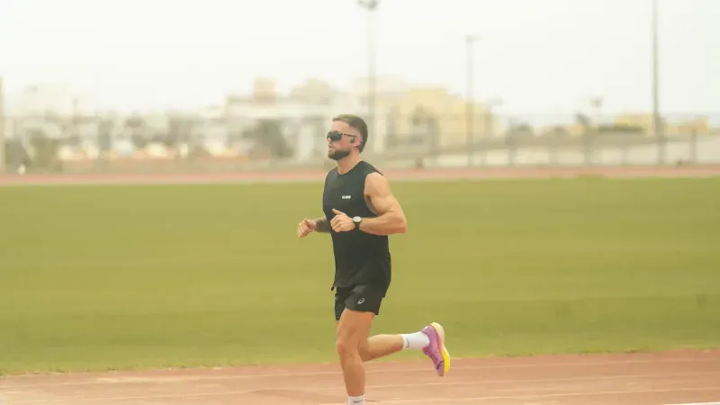 Coureur sur route, lunettes de soleil.