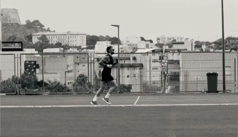 Footing sur piste d'athlétisme.