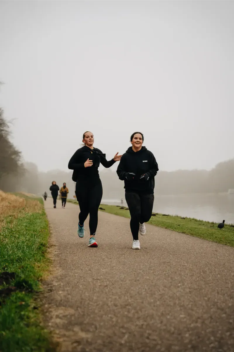 Deux coureuses le long d'une rivière.