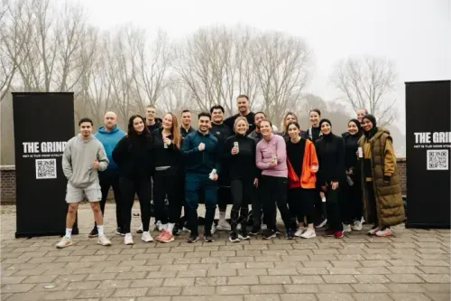 Photo de groupe en extérieur après une sortie.
