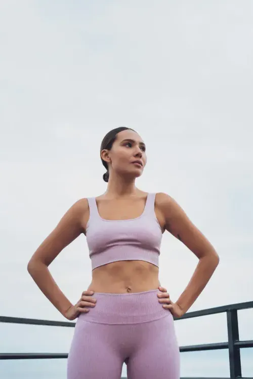 Membre en tenue de sport, en extérieur.